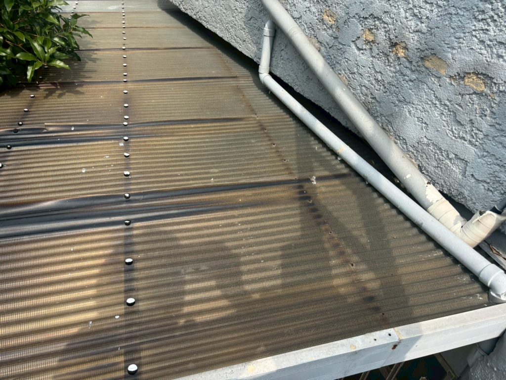壁際の波板劣化状況